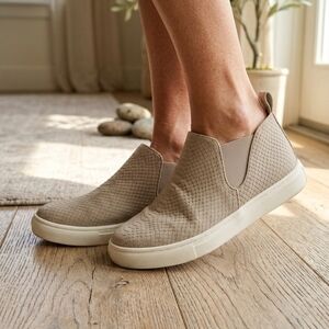 Brand: DV by Dolce VitaStyle: Slip-on Fashion Sneaker / Size  8.5